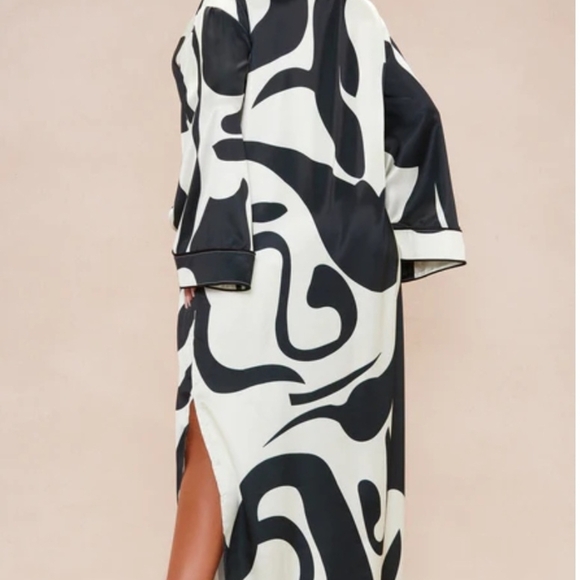 Black and White Abstract Kaftan NWT sold out style runs big - Picture 8 of 8